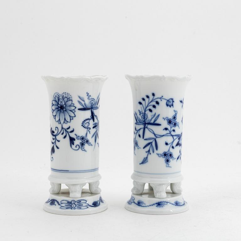 Four 'Blue Onion' porcelain vases, a lidded sugarbowl, an ashtray and a salter, Meissen, first half of the 20th Century.