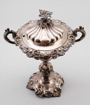 STRÖSOCKERSKÅL, silver, Gustaf Möllenborg, Stockholm 1856. Vikt ca 723 gram.