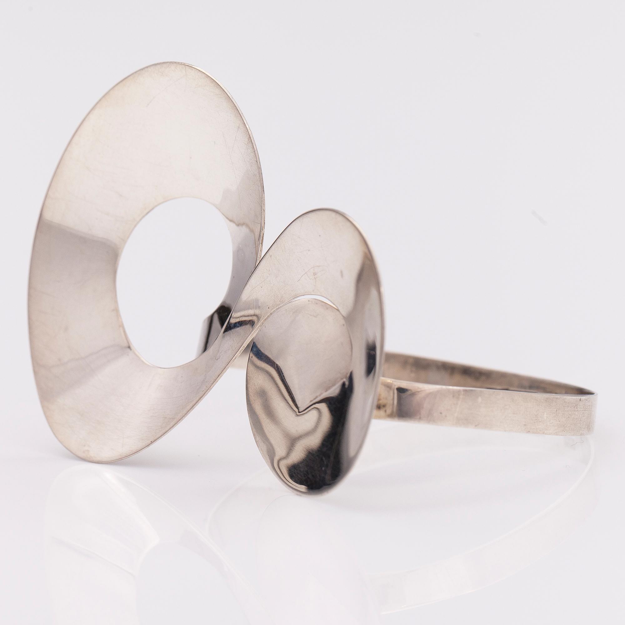 PAULA HÄIVÄOJA, ARMBAND, sterling silver. Pentti Roos, Helsingfors 1968.