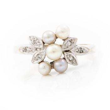 Ring 18K white gold with pearls and octagon-cut diamonds.