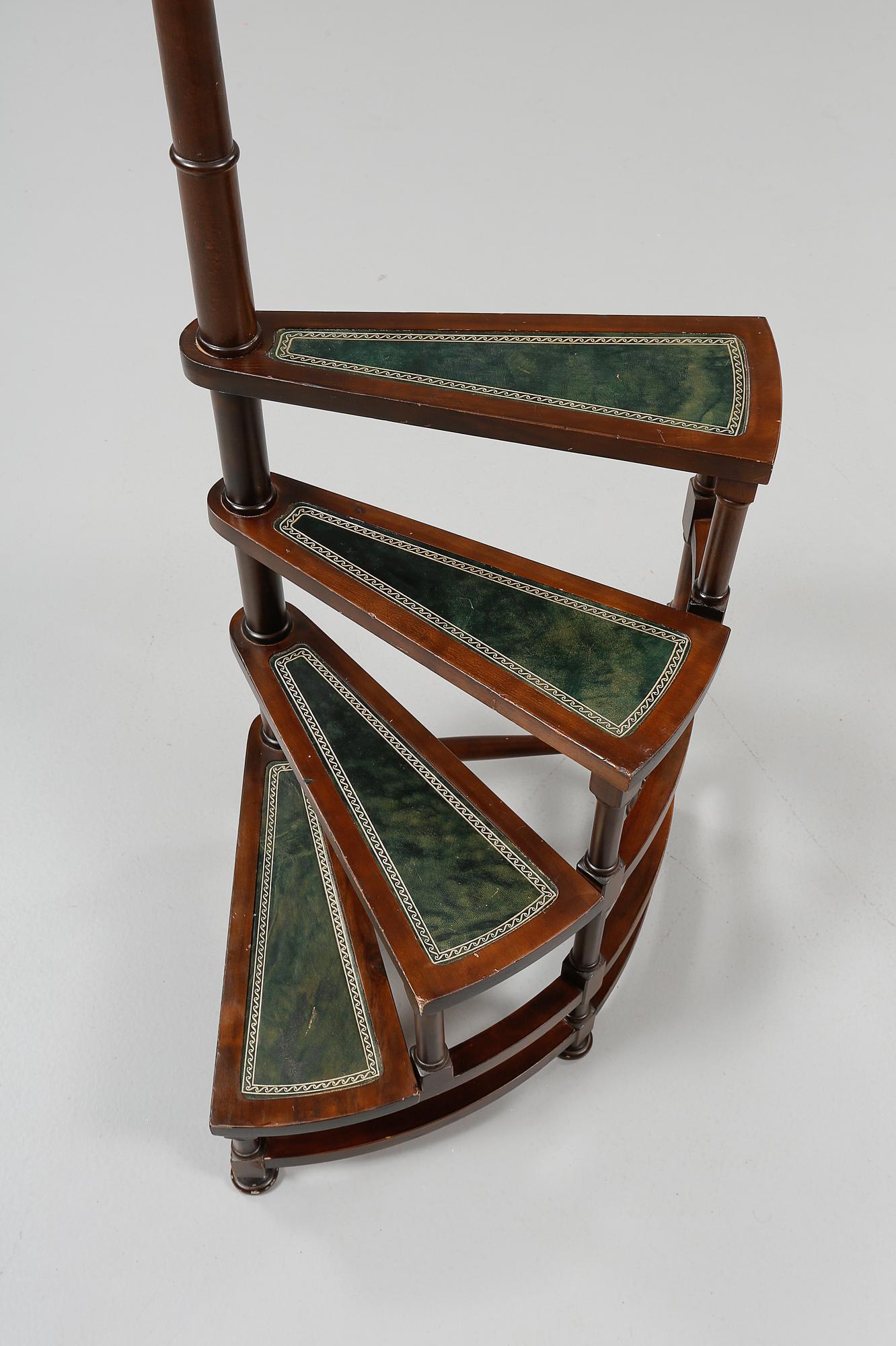 BIBLIOTEKSSTEGE, engelsk stil, 1900-talets andra hälft.