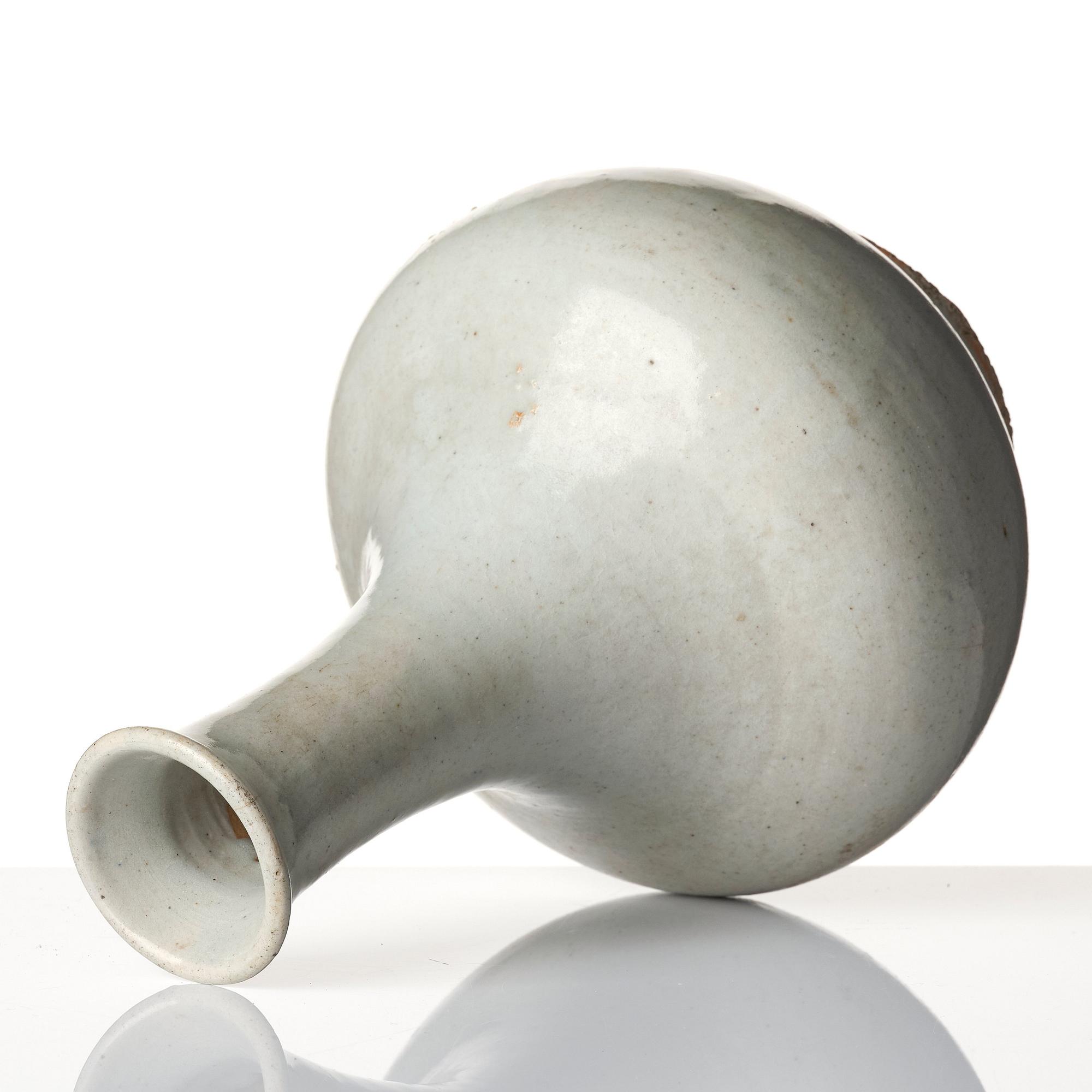 A white glazed Korean vase, Joseon.