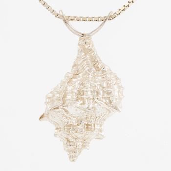 Eric Scott-Robbert, Pendant in the shape of a shell, silver, with chain silver.