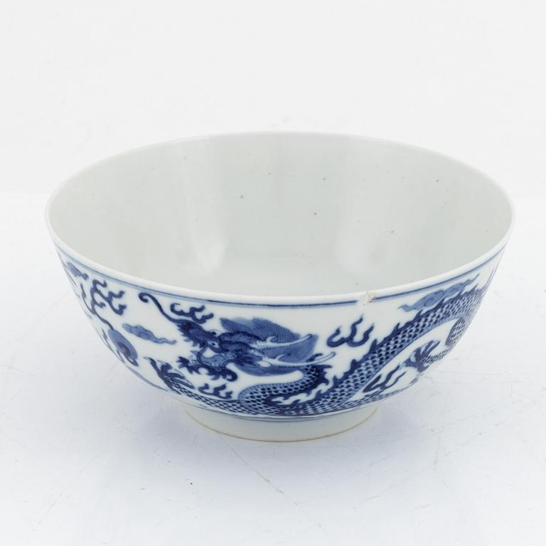 A blue and white porcelain bowl, China, late Qing dynasty.