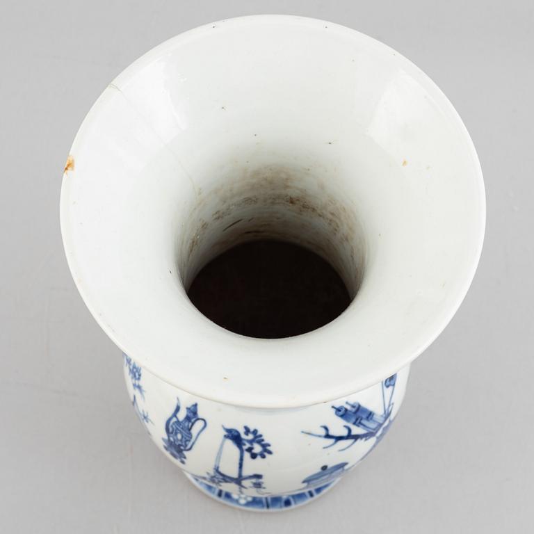 A Chinese blue and white porcelain vase, late Qing dynasty.