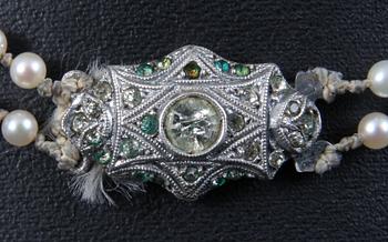 PÄRLCOLLIER,  orientaliska odlade pärlor samt lås i silver med syntetiska stenar. 1900-talets mitt.