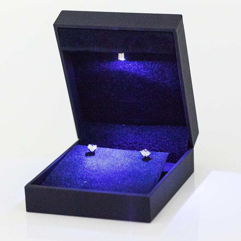 Örhängen, 14K vitguld, diamanter ca. 1.01 ct tot.