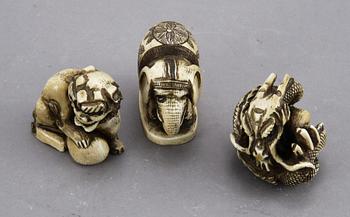 NETSUKE, 3 st, ben, Japan, 1800/1900-tal.