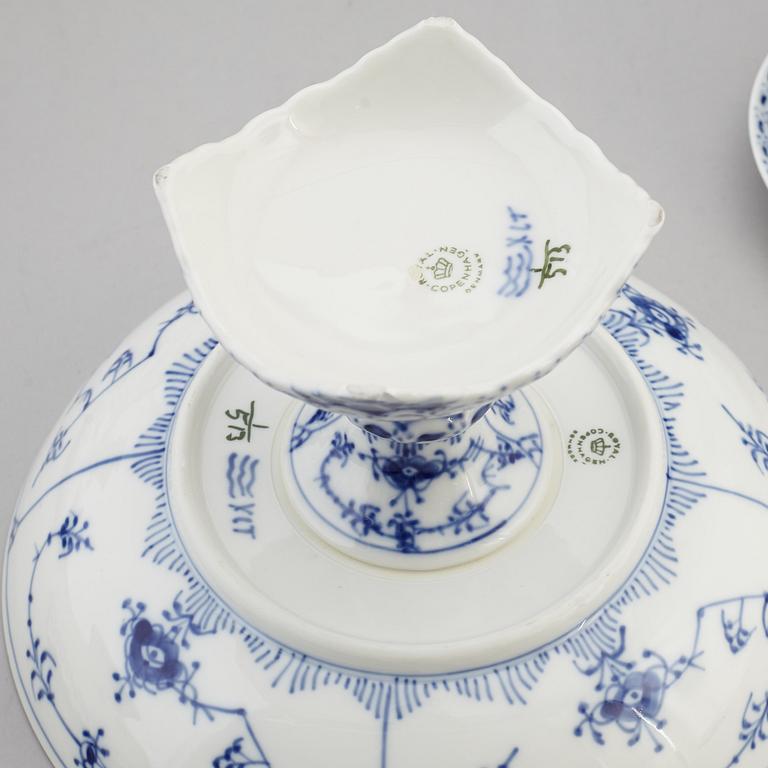 A Royal Copenhagen 'Musselmalet' porcelaine service (55 pc).