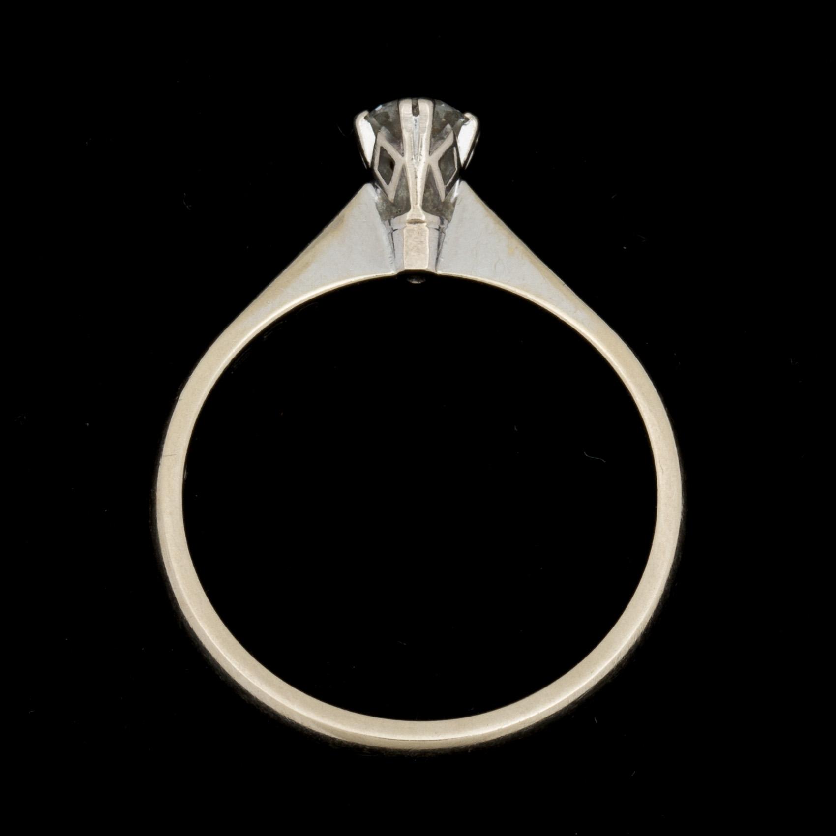 RING, 18k vitguld, rund briljantslipad diamant, ca 0,35ct enligt gravyr. Vikt ca 3g.