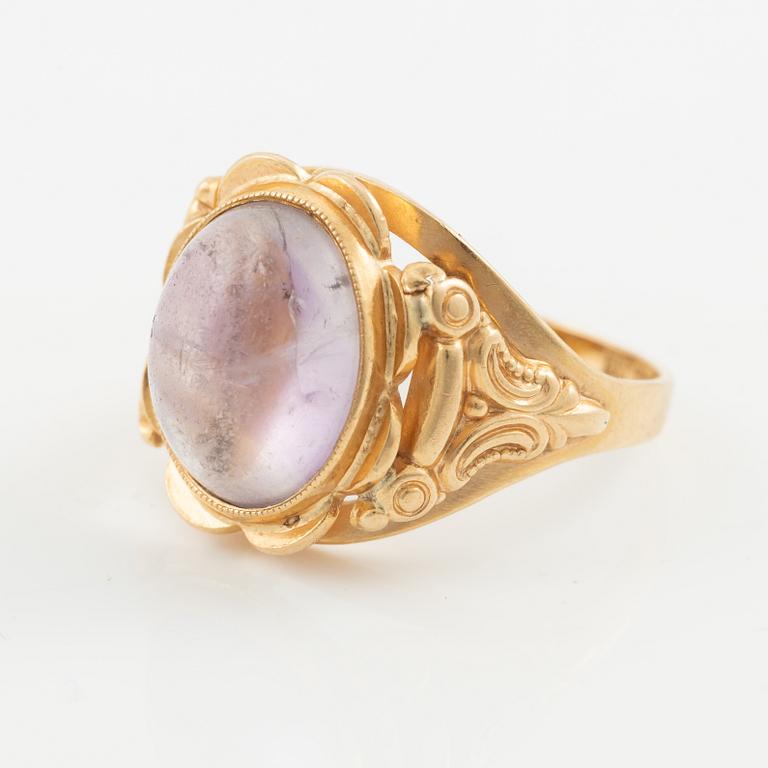 Ring, 18K gold with cabochon-cut amethyst.