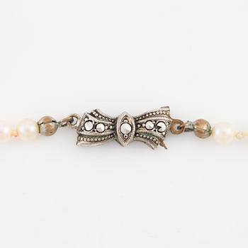 Pärlcollier, tre stycken, odlade pärlor, lås silver, varav ett saknar lås.