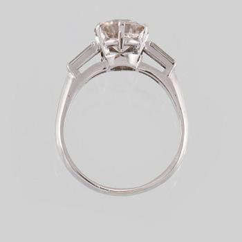 RING, platina med briljantslipade diamant 2.19 ct samt 2 baguettslipade diamanter 0.21 ct, Vikt 5,1 gram.