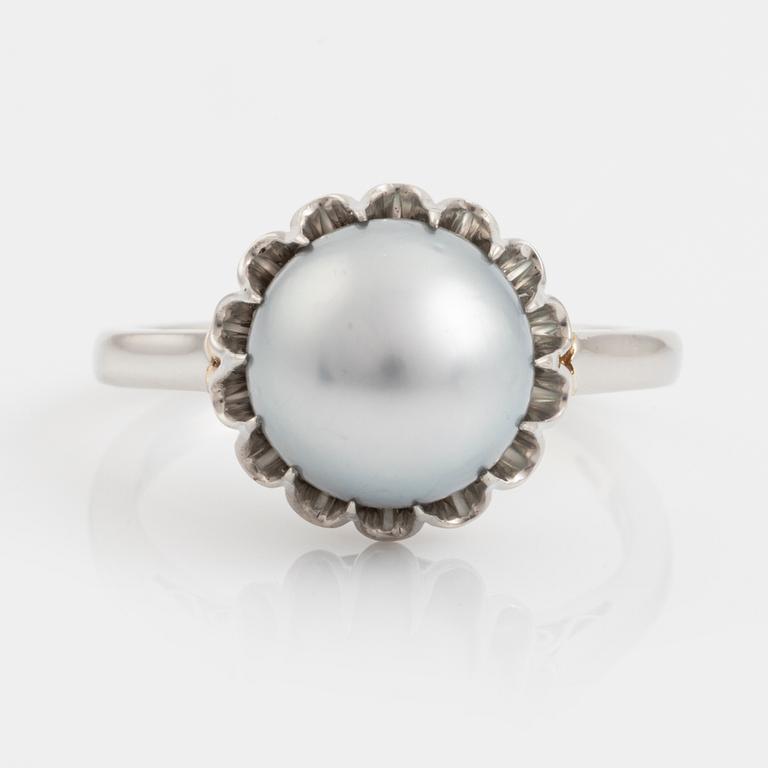 Ring with cultured Tahitian pearl.