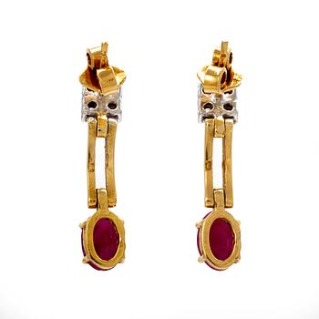 A pair of 18K gold earrings with rubies and diamonds ca. 0.4 ct in total.