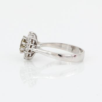 RING, 18K vitguld med briljantslipad  brun diamant 1,05 ct och vita briljantslipade diamanter tot ca 0,60 ct. Vikt 4,90g.