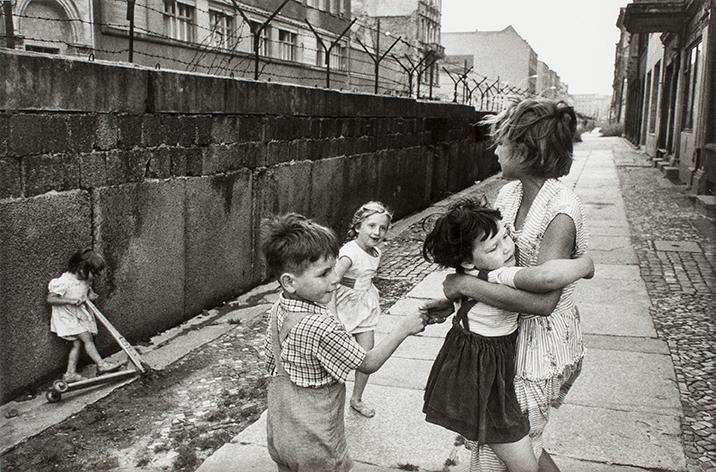 HENRI CARTIER-BRESSON, gelatinsilverfotografi stämplad av fotografen samt av Magnum Photos Incorporated a tergo.