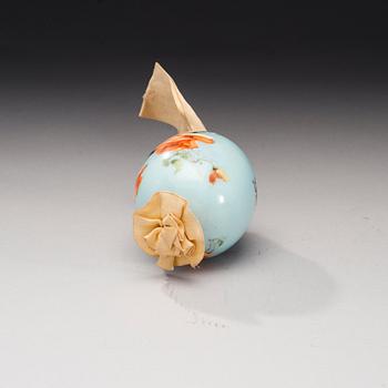 A RUSSIAN PORCELAIN EASTER EGG. РУССКОЕ ФАРФОРОВОЕ ПАСХАЛЬНОЕ ЯЙЦО.