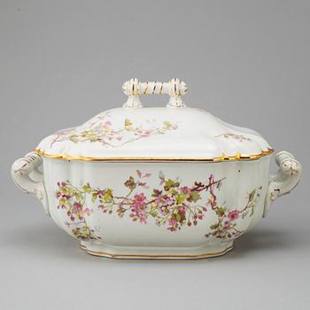 A 100-piece creamware dinner and tea service from Gustafsberg, early 20th Century.