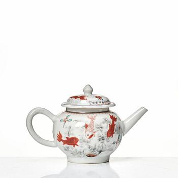 Tekannor, två stycken, kompaniporslin. Qingdynastin, Qianlong (1736-95).