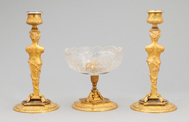 LJUSSTAKAR samt SKÅL, förgylld brons och glas, empire/empiretyp, 1800-tal.