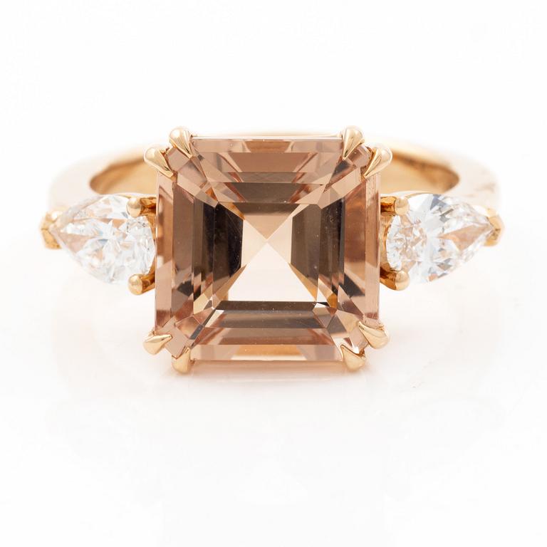 Ring in 18K rose gold with morganite and pear-shaped diamonds.