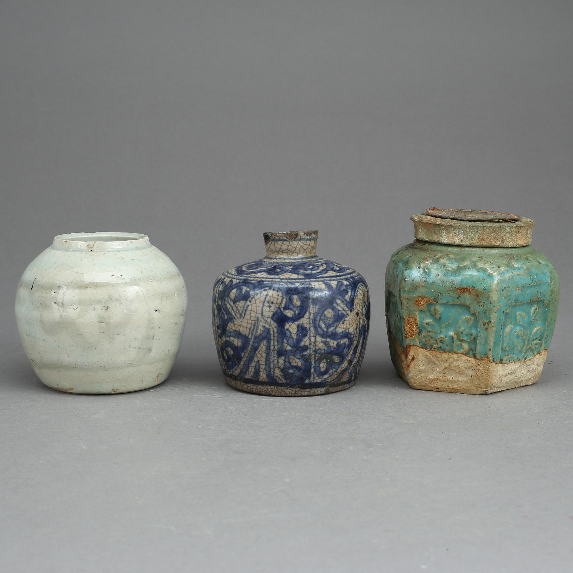 KRUKOR, 3 st, keramik, bla Ming, Sydostasien.