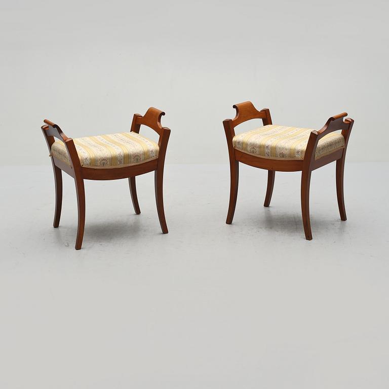 TABURETTER, ett par, Karl Johan-stil, omkring sekelskiftet 1900.