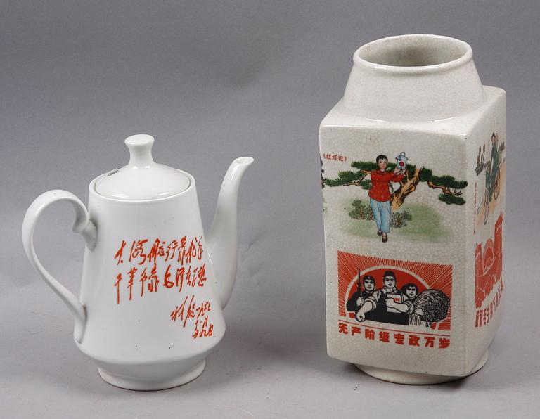 VAS SAMT KAFFEKANNA, porslin, Kina 2000-tal.