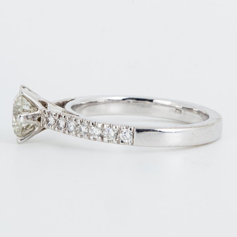 Circa 1.00 ct brilliant-cut diamond and circa 1.25 ct brilliant-cut diamond ring.