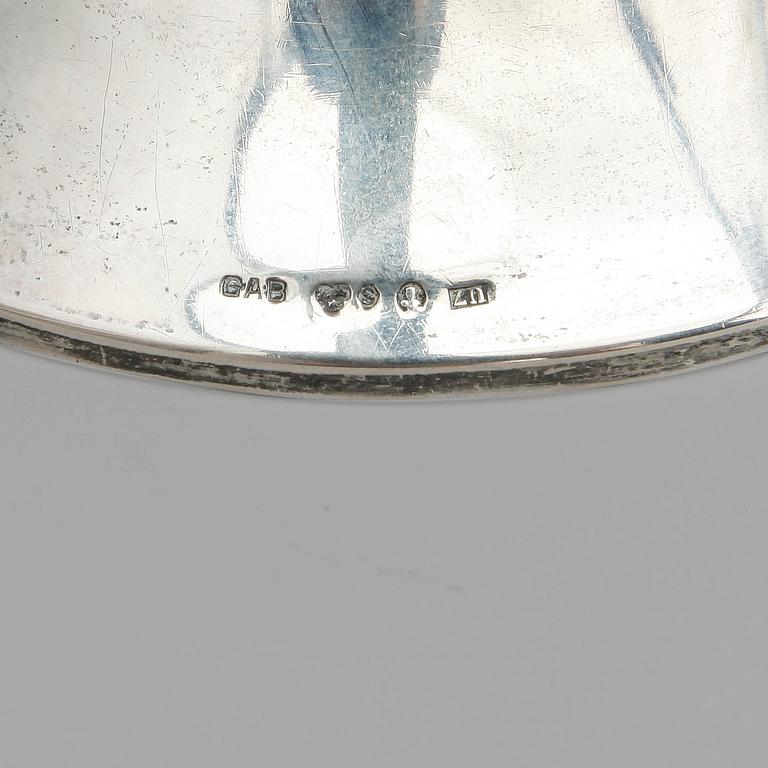 BÄGARE, 2 st, Guldsmedsaktiebolaget, Stockholm, 1922, 1937. Totalvikt ca 495 gram.