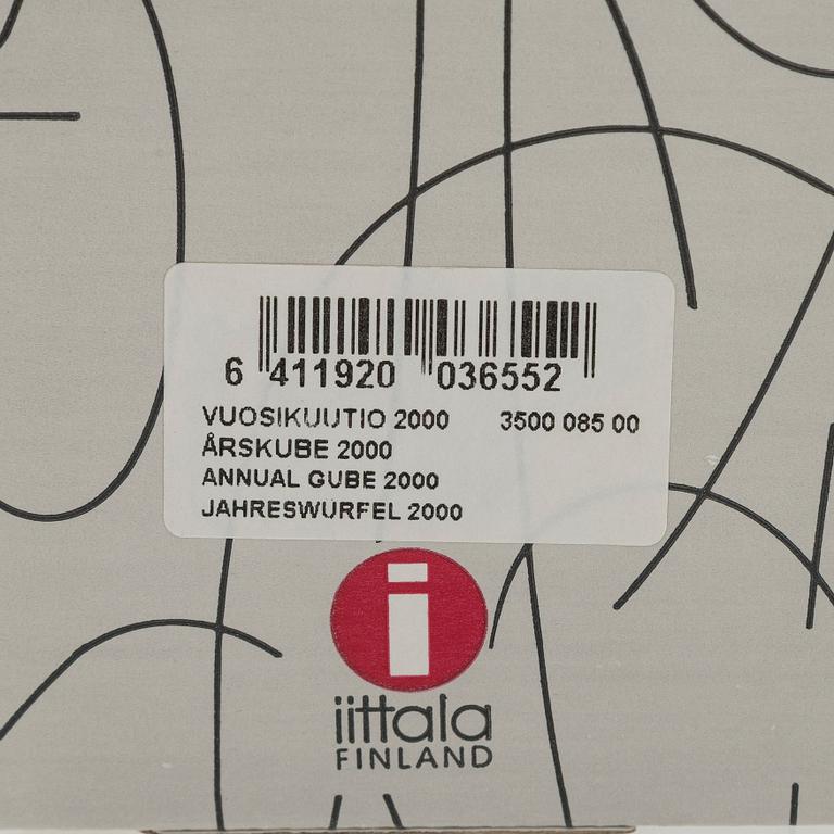 Oiva Toikka, årskub 2000, signerad Oiva Toikka Nuutajärvi 2000,  934/2000.