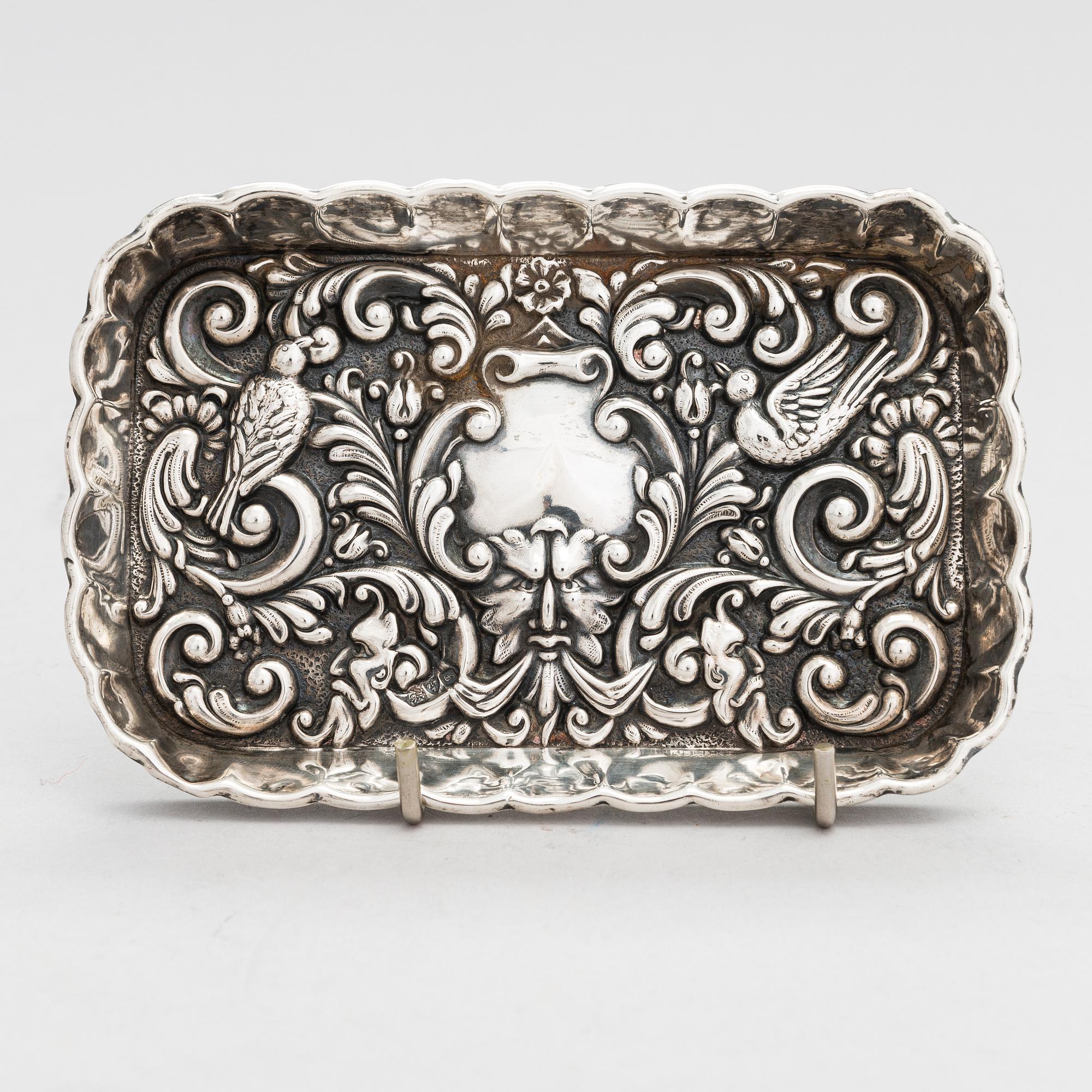 Lusikkapari, Lontoo 1787-91, purkki, Lontoo 1891 ja vati, Chester 1906, sterlinghopeaa, Englanti.