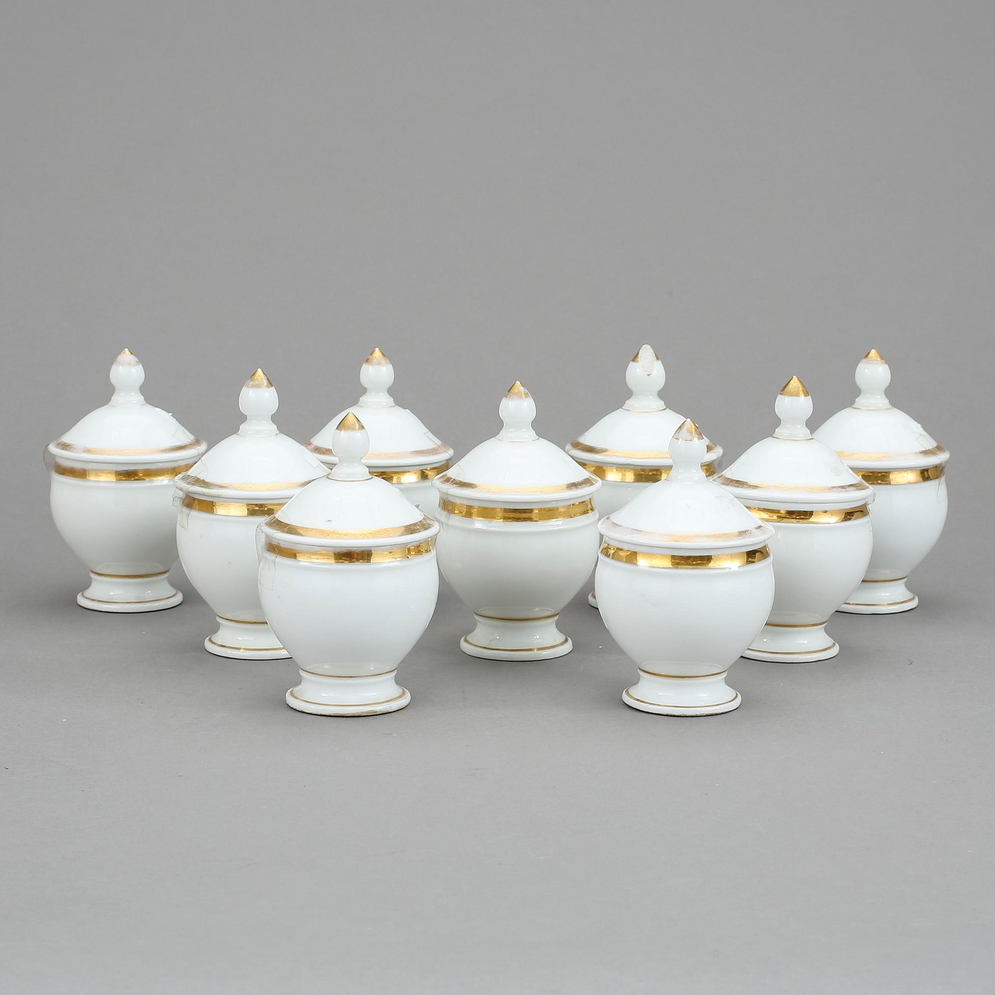 CRÉMEKOPPAR MED LOCK, 9 st, porslin, 1800-talets första hälft.