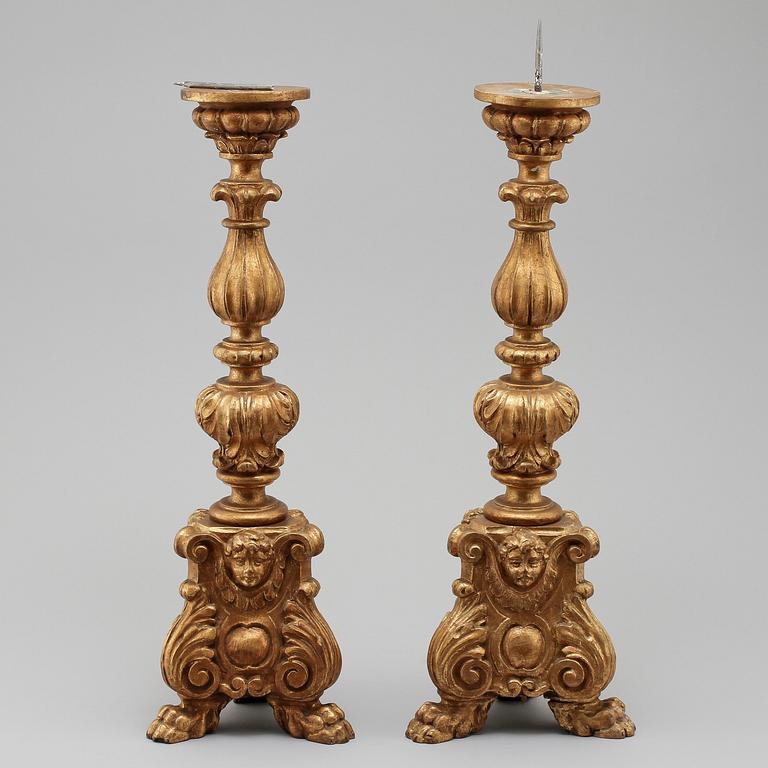 ALTARLJUSSTAKAR, ett par, barockstil, 1900-talets andra hälft.