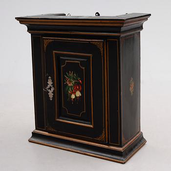 HÄNGSKÅP, 1800-talets första hälft.