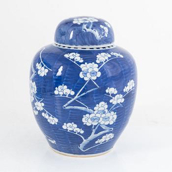 A Chinese porcelain urn with cover, 20th Century.