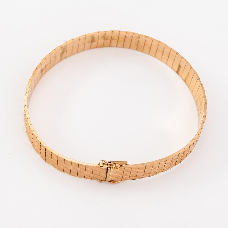 A 14K gold bracelet. Italy.