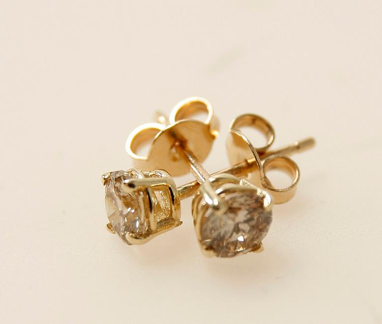 ÖRHÄNGEN, ett par, 14 K guld med briljantslipade diamanter, vardera ca 0,25 ct.