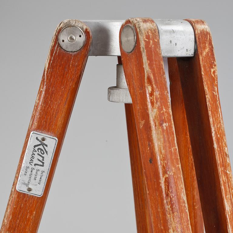 MÄTINSTRUMENT på tripod, 1900-talets mitt.