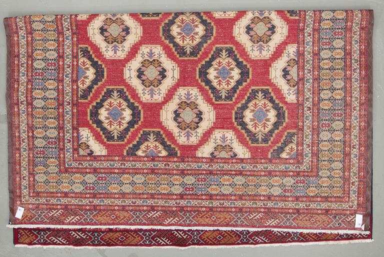 MATTA, orientalisk. Ca 331x267 cm.