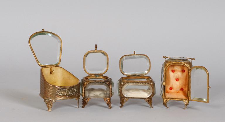 KLOCKFODRAL, 4 stycken, glas och metall 1800/1900-tal.