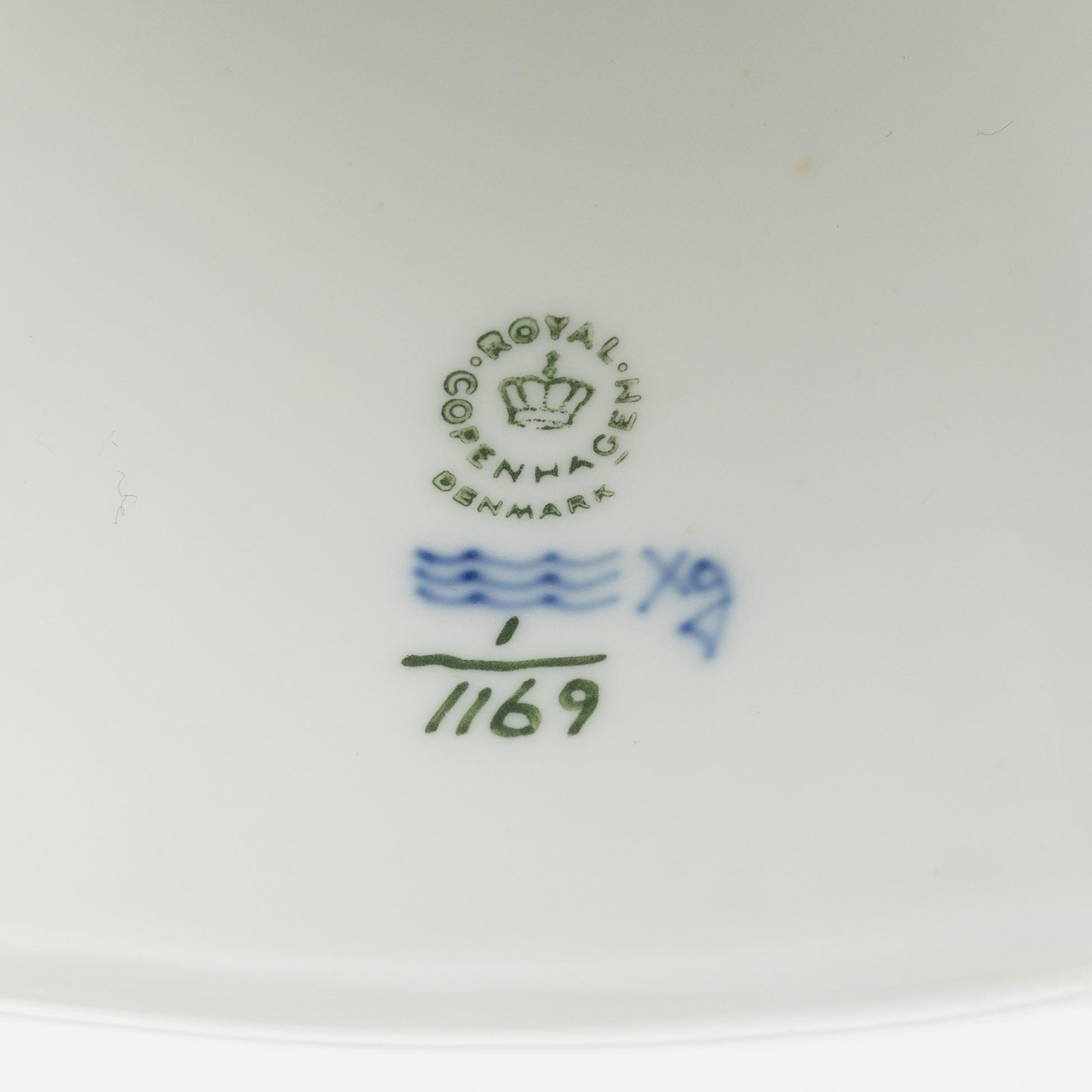Royal Copenhagen, kandelaber, porslin, modell 1169, "Musselmalet" helblond, 1900-talets andra hälft.