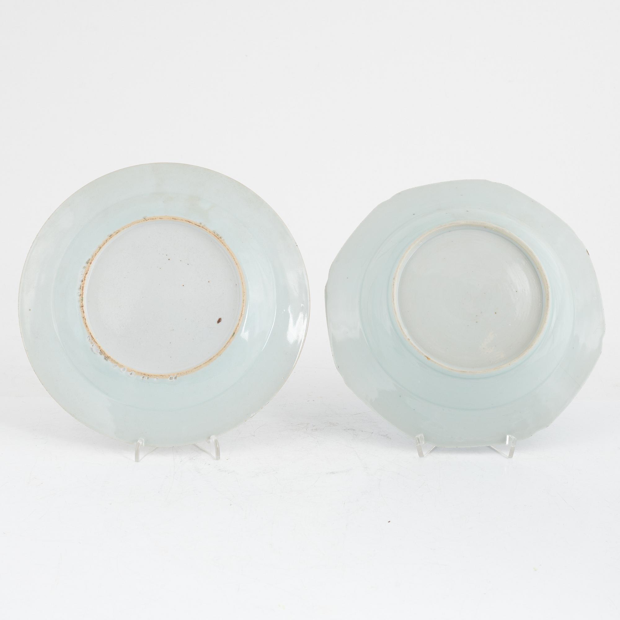 A group of four (2+2) Chinese porcelain plates, Qing dynasty, Qianlong (1736-95).