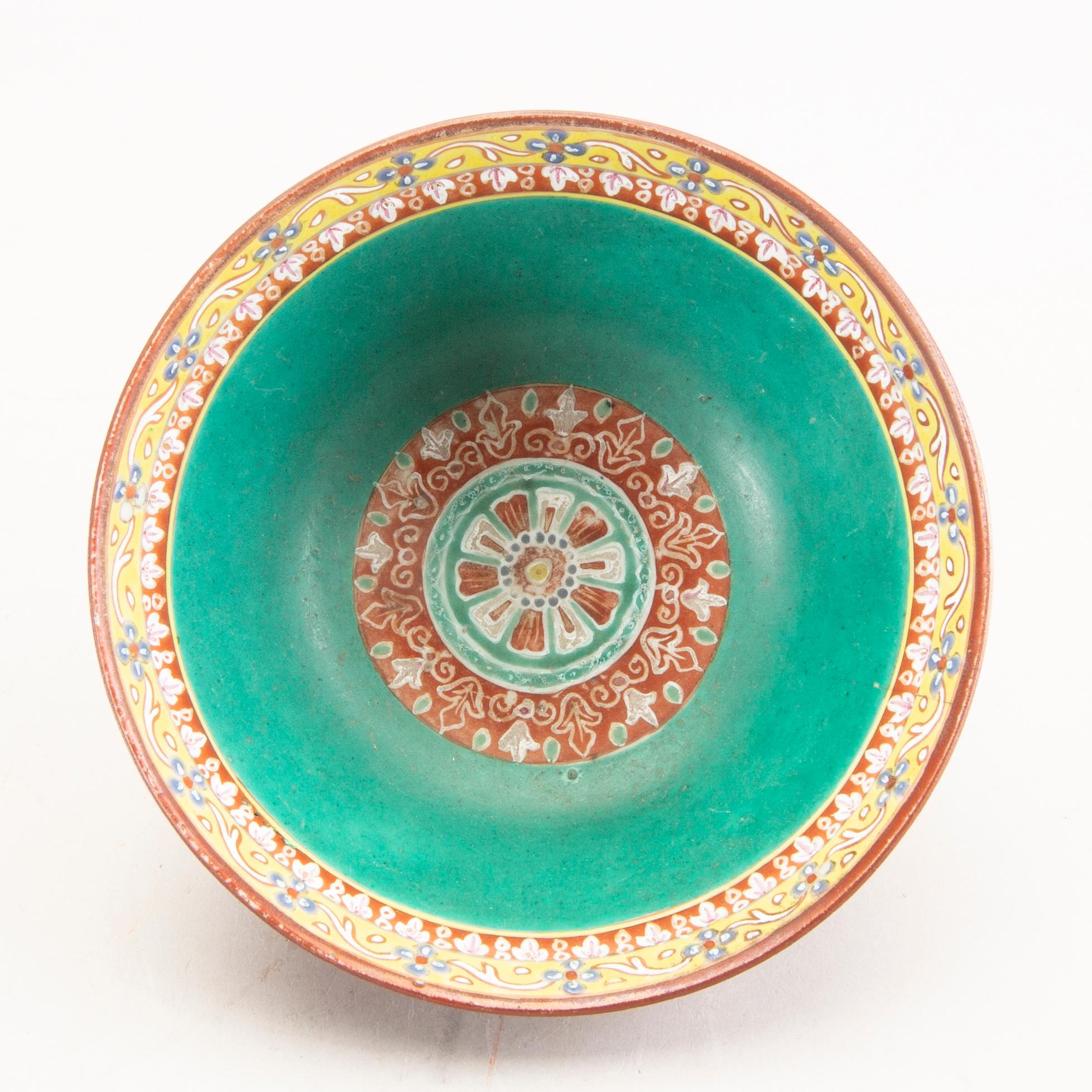 A Chinese Bencharong porcelain bowl around 1800.