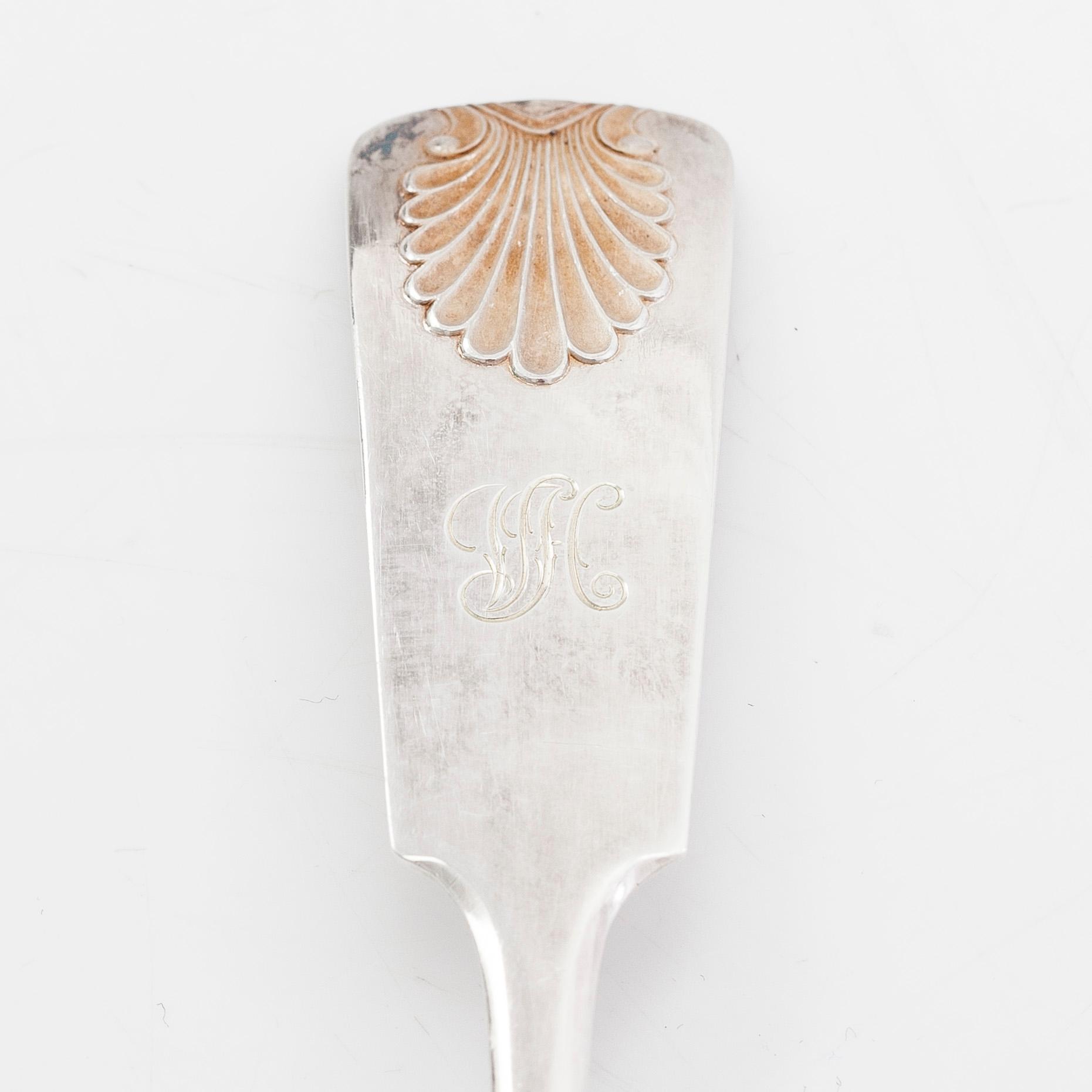 Bestickuppsättning, 38 dlr, silver, "Musslan", Auran Kultaseppä, Åbo 1951-57. Besticklåda.