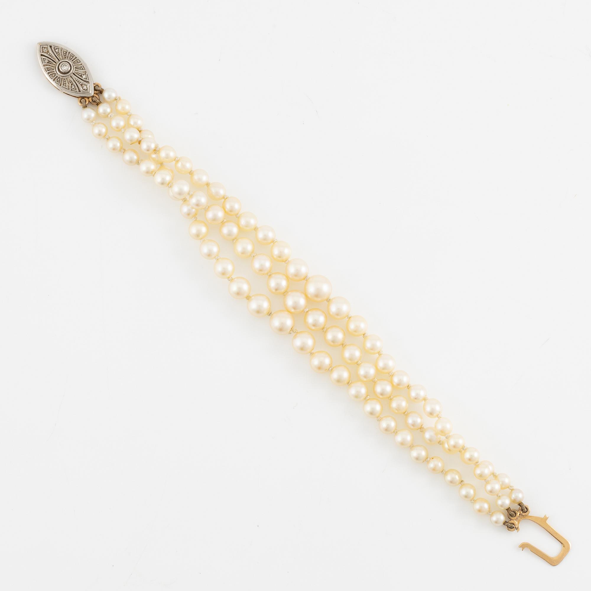 Bracelet, three-stranded with graduated cultured pearls, clasp 18K gold set with octagonal-cut diamonds.