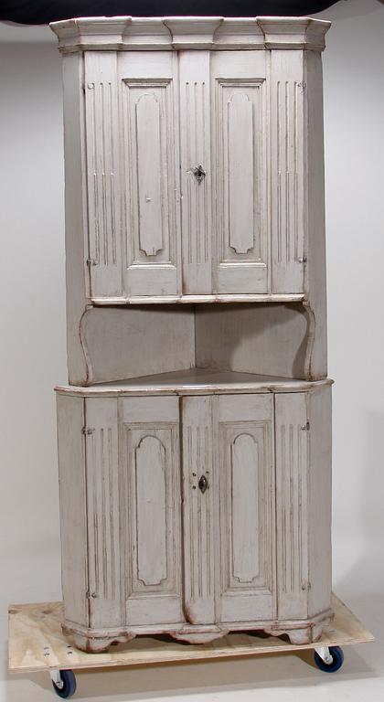 HÖRNSKÅP, gustavianskt provinsarbete, 1800-talets början.