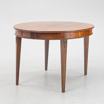 A late Gustavian dining table, 18th/19th century.