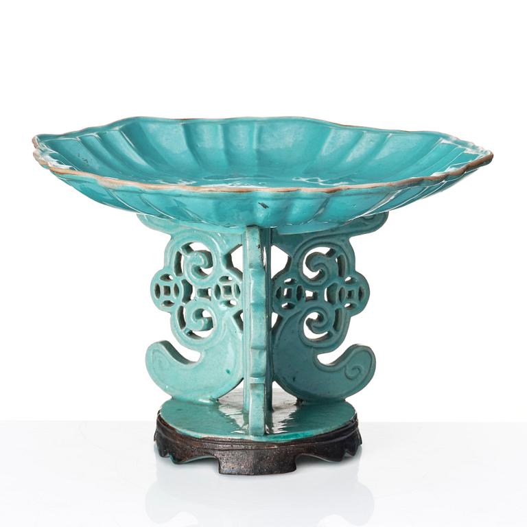 A turquoise glazed dish with stand, Qing dynasty, 19th century.